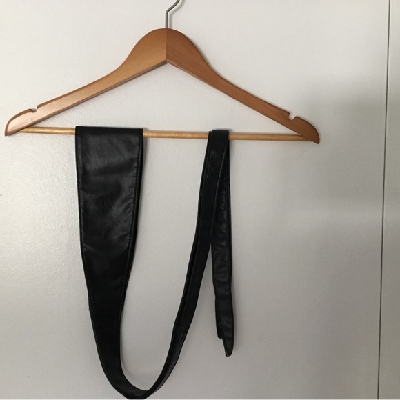 Black wrap , leather like belt . One size - Picture 2 of 3